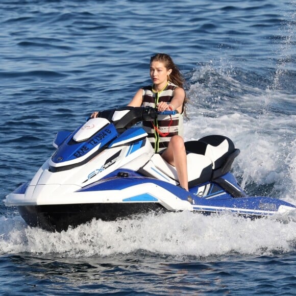 Gigi, Bella Hadid et leurs amis profitent d'un après-midi ensoleillé à Mykonos en Grèce le 30 juillet 2019.