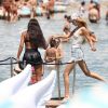 Gigi, Bella Hadid et leurs amis profitent d'un après-midi ensoleillé à Mykonos en Grèce le 30 juillet 2019.