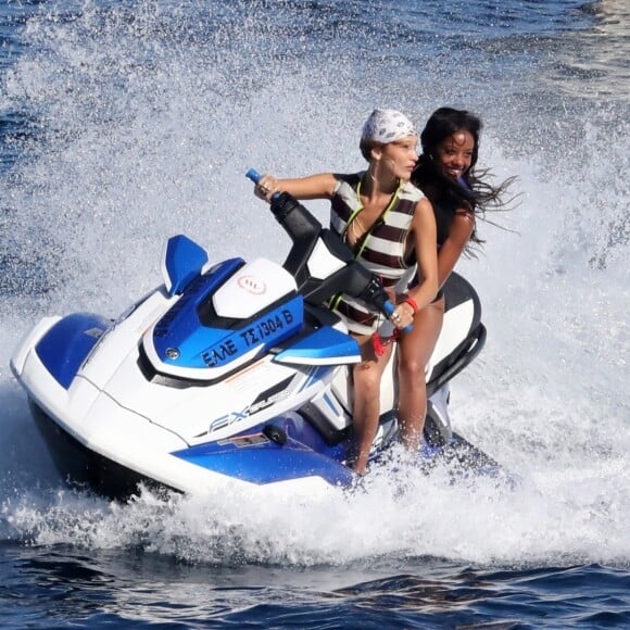 Gigi, Bella Hadid et leurs amis profitent d'un après-midi ensoleillé à Mykonos en Grèce le 30 juillet 2019.