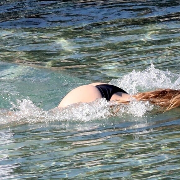 Gigi, Bella Hadid et leurs amis profitent d'un après-midi ensoleillé à Mykonos en Grèce le 30 juillet 2019.