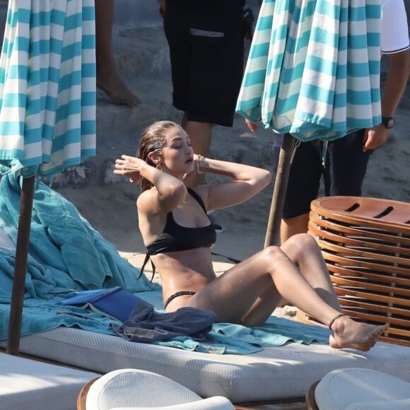 Gigi, Bella Hadid et leurs amis profitent d'un après-midi ensoleillé à Mykonos en Grèce le 30 juillet 2019.