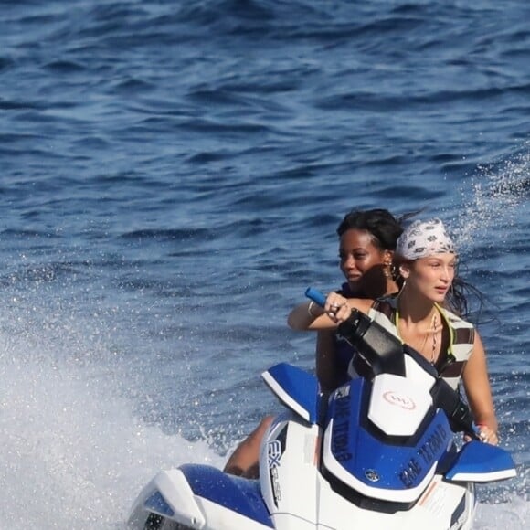 Gigi, Bella Hadid et leurs amis profitent d'un après-midi ensoleillé à Mykonos en Grèce le 30 juillet 2019.