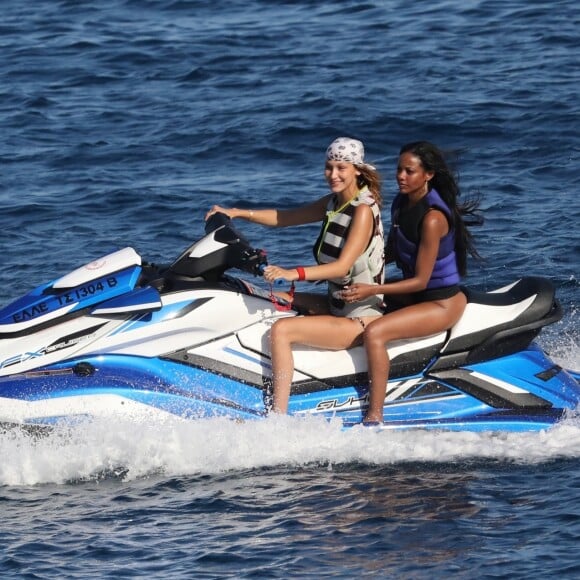 Gigi, Bella Hadid et leurs amis profitent d'un après-midi ensoleillé à Mykonos en Grèce le 30 juillet 2019.