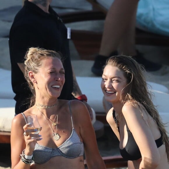 Gigi, Bella Hadid et leurs amis profitent d'un après-midi ensoleillé à Mykonos en Grèce le 30 juillet 2019.