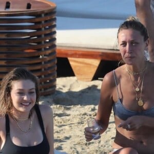 Gigi, Bella Hadid et leurs amis profitent d'un après-midi ensoleillé à Mykonos en Grèce le 30 juillet 2019.