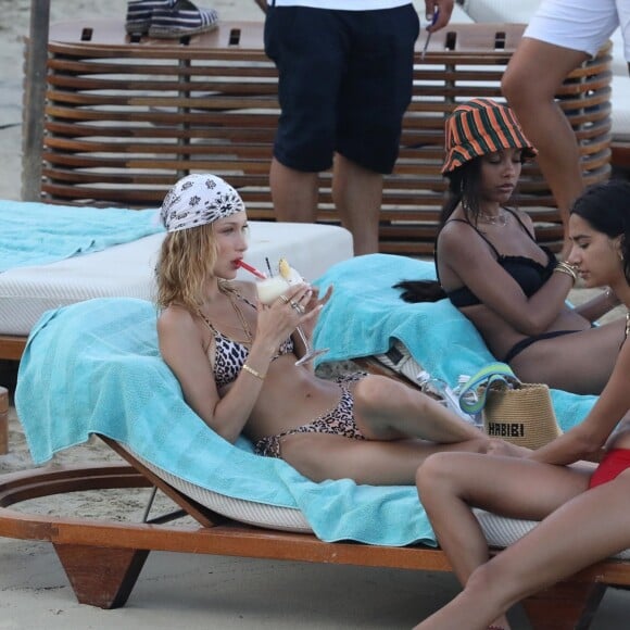 Gigi, Bella Hadid et leurs amis profitent d'un après-midi ensoleillé à Mykonos en Grèce le 30 juillet 2019.