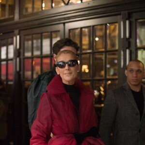 Céline Dion (manteau en tulle rouge) et Pepe Munoz arrivent au théâtre Mogador pour assiter à la comédie musicale Chicago, à Paris, France, le 27 janvier 2019.