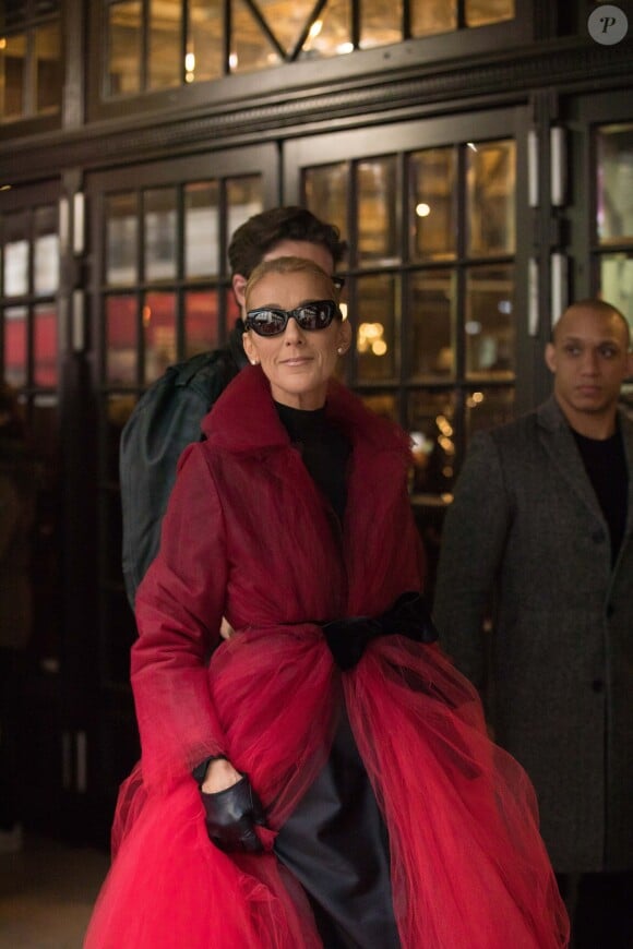 Céline Dion (manteau en tulle rouge) et Pepe Munoz arrivent au théâtre Mogador pour assiter à la comédie musicale Chicago, à Paris, France, le 27 janvier 2019.