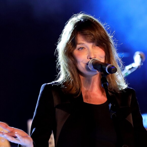 Carla Bruni-Sarkozy en concert au théâtre de Verdure du Grand Jardin à Le Lavandou le 23 juillet 2019. © Dominique Jacovides-Cyril Moreau/Bestimage