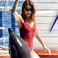 Carla Bruni-Sarkozy pose en maillot rouge façon "Alerte à Malibu" lors de ses vacances, Instagram le 26 juillet 2019.