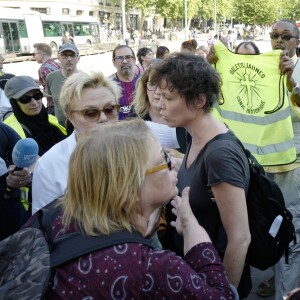 Exclusif - Muriel Robin et sa compagne Anne Le Nen participent au rassemblement contre les violences faites aux femmes. Wesson Terrien, membre des Gilets Jaunes, les a pris à partie. Place de la République à Paris, le 6 juillet 2019 © Stephen Caillet / Panoramic / Bestimage