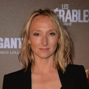 Audrey Lamy lors de l'after-party Magnum du film "Les Misérables" et du film "Litigante" dans une villa lors du 72ème Festival International du Film de Cannes, France, le 15 mai 2019. Le 1er long-métrage de L.Ly, présenté en compétition au Festival de Cannes – Les Misérables (Le Pacte – Wild Bunch) – fait forte impression à la villa Magnum ! Membre du collectif Kourtrajmé, le réalisateur engagé L.Ly a démarré sa carrière en tournant des courts-métrages avec ses amis d'alors, notamment K.Chapiron et R.Gavras. Ont suivi plusieurs documentaires, tels que 365 jours à Clichy- Montfermeil, réalisé dans son quartier et consacré aux émeutes de 2005, puis le docu-fiction Go Fast Connection (2008) qui dénonçait le traitement médiatique de la banlieue. Très remarqué avec le documentaire À voix haute, coréalisé avec S.de Freitas et nominé au César 2018 de sa catégorie, L.Ly signe ici son premier long-métrage de fiction, Les Misérables, relecture élargie du court-métrage auquel il avait donné son nom, nominé au César 2018 et primé à Clermont-Ferrand l'année précédente. Pour ce film, Ly s'est entouré du même trio d'acteurs qui reprennent leurs rôles respectifs pour cette plus vaste aventure : D.Bonnard (prix des Lumières2017 de la Révélation pour Rester vertical), A.Manenti (L'Enkas, 9 doigts) et D.Zonga (C'est tout pour moi). L'histoire est centrée sur Stéphane (D.Bonnard), tout juste arrivé de Cherbourg qui intègre la brigade anticriminalité de Montfermeil, dans le 93. Il y fait la connaissance de ses nouveaux coéquipiers, Chris (A.Manenti) et Gwada (D.Zonga), deux "Bacqueux" d'expérience dont les méthodes frôlent parfois les limites. Il va alors rapidement découvrir les tensions entre les différents groupes du quartier. Tandis qu'ils se trouvent débordés lors d'une interpellation, un drone se met à filmer leurs moindres faits et gestes... C'est avec toute l'équipe de son film que le réalisateur est venu célébrer la présentation de son premier long-métrage à Cannes lors d'une soirée à la villa Magnum. © Veeren/Bestimage