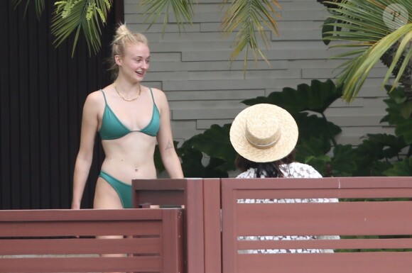 Sophie Turner et Priyanka Chopra se détendent près d'une piscine à Miami, le 3 août 2019.