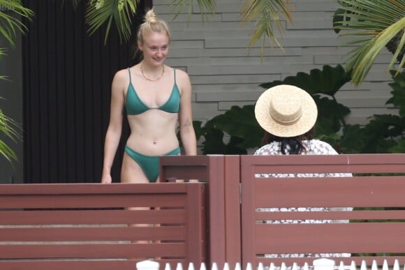 Sophie Turner et Priyanka Chopra se détendent près d'une piscine à Miami, le 3 août 2019.