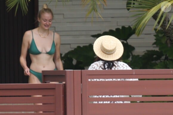 Sophie Turner et Priyanka Chopra se détendent près d'une piscine à Miami, le 3 août 2019.