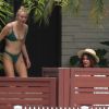 Sophie Turner et Priyanka Chopra se détendent près d'une piscine à Miami, le 3 août 2019.