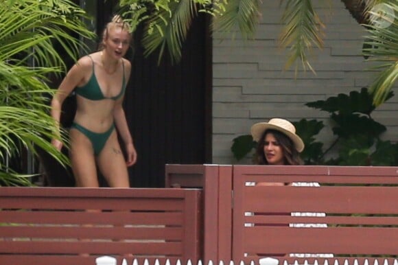 Sophie Turner et Priyanka Chopra se détendent près d'une piscine à Miami, le 3 août 2019.