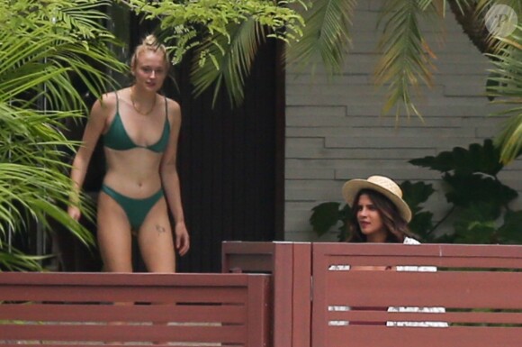 Sophie Turner et Priyanka Chopra se détendent près d'une piscine à Miami, le 3 août 2019.
