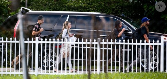 Exclusif - Sophie Turner, son mari Joe Jonas et ses frères Nick et Kevin (avec qui il forme le groupe Jonas Brothers) arrivent à Miami pour le début de leur tournée Happiness Begins. Miami, le 3 août 2019.
