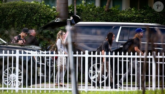 Exclusif - Sophie Turner, son mari Joe Jonas et ses frères Nick et Kevin (avec qui il forme le groupe Jonas Brothers) arrivent à Miami pour le début de leur tournée Happiness Begins. Miami, le 3 août 2019.