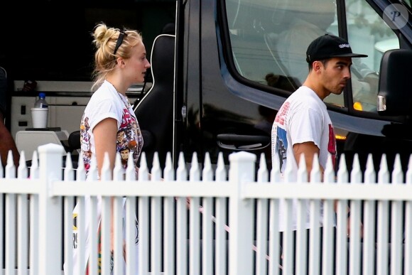 Exclusif - Sophie Turner, son mari Joe Jonas et ses frères Nick et Kevin (avec qui il forme le groupe Jonas Brothers) arrivent à Miami pour le début de leur tournée Happiness Begins. Miami, le 3 août 2019.
