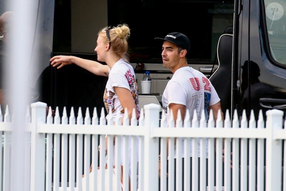 Exclusif - Sophie Turner, son mari Joe Jonas et ses frères Nick et Kevin (avec qui il forme le groupe Jonas Brothers) arrivent à Miami pour le début de leur tournée Happiness Begins. Miami, le 3 août 2019.