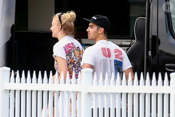 Exclusif - Sophie Turner, son mari Joe Jonas et ses frères Nick et Kevin (avec qui il forme le groupe Jonas Brothers) arrivent à Miami pour le début de leur tournée Happiness Begins. Miami, le 3 août 2019.