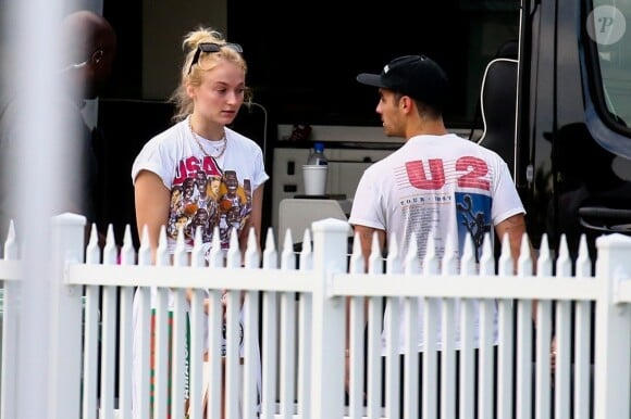 Exclusif - Sophie Turner, son mari Joe Jonas et ses frères Nick et Kevin (avec qui il forme le groupe Jonas Brothers) arrivent à Miami pour le début de leur tournée Happiness Begins. Miami, le 3 août 2019.
