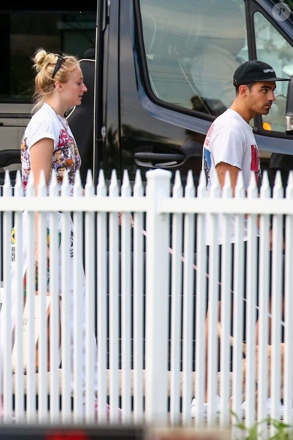 Exclusif - Sophie Turner, son mari Joe Jonas et ses frères Nick et Kevin (avec qui il forme le groupe Jonas Brothers) arrivent à Miami pour le début de leur tournée Happiness Begins. Miami, le 3 août 2019.