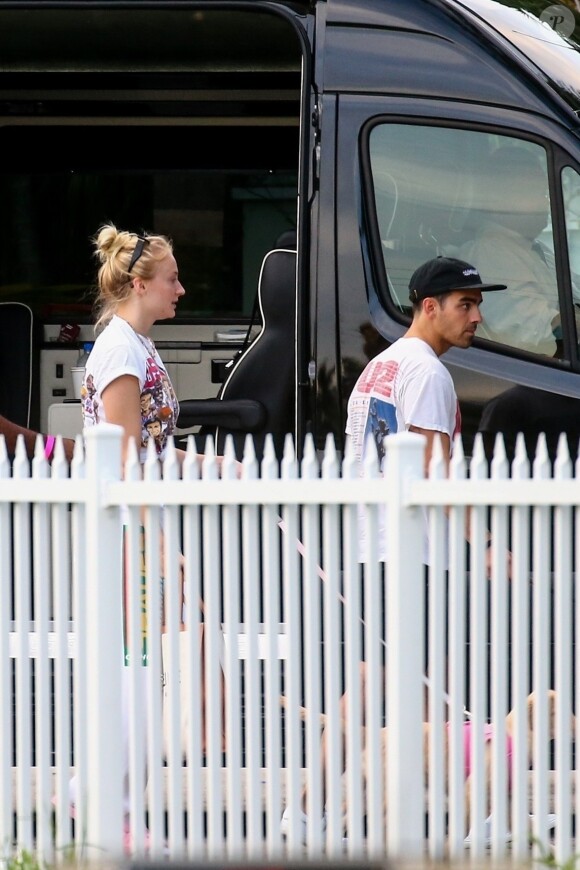 Exclusif - Sophie Turner, son mari Joe Jonas et ses frères Nick et Kevin (avec qui il forme le groupe Jonas Brothers) arrivent à Miami pour le début de leur tournée Happiness Begins. Miami, le 3 août 2019.