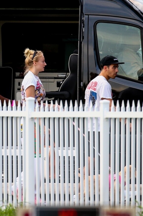 Exclusif - Sophie Turner, son mari Joe Jonas et ses frères Nick et Kevin (avec qui il forme le groupe Jonas Brothers) arrivent à Miami pour le début de leur tournée Happiness Begins. Miami, le 3 août 2019.