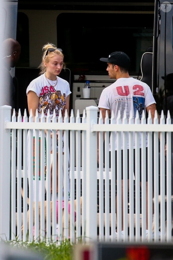 Exclusif - Sophie Turner, son mari Joe Jonas et ses frères Nick et Kevin (avec qui il forme le groupe Jonas Brothers) arrivent à Miami pour le début de leur tournée Happiness Begins. Miami, le 3 août 2019.