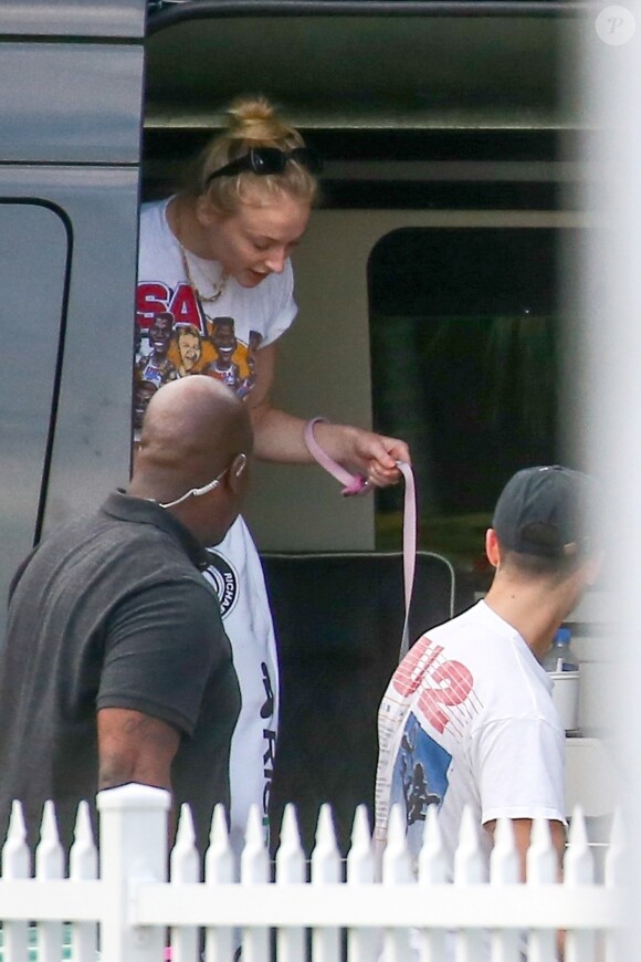 Exclusif - Sophie Turner, son mari Joe Jonas et ses frères Nick et Kevin (avec qui il forme le groupe Jonas Brothers) arrivent à Miami pour le début de leur tournée Happiness Begins. Miami, le 3 août 2019.
