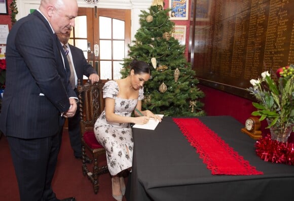Meghan Markle, duchesse de Sussex, enceinte visite le foyer Royal Variety de "Brinsworth House", à Twickenham le 18 décembre 2018.