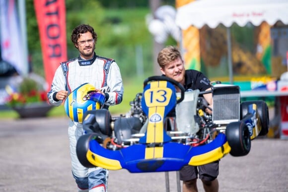 Le prince Carl Philip de Suède, qui s'est temporairement retiré du monde des courses automobiles, a pu disputer une course amicale lors de l'Open de karting de Lidköping le 3 août 2019.