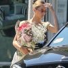 Exclusif - Bella Hadid est allée faire du shopping avec des amies à Los Angeles. Le mannequin a été aperçue avec un grand bouquet de fleurs dans les mains, alors qu'elle s'apprête à monter à bord de la voiture de son amie, le 4 aout 2019.