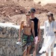 Bella Hadid et sa soeur Gigi en vacances avec des amies à Mykonos en Grèce. Les mannequins font des châteaux de sable, se chamaillent dans l'eau et se prélasse sur la plage, le 29 juillet 2019.