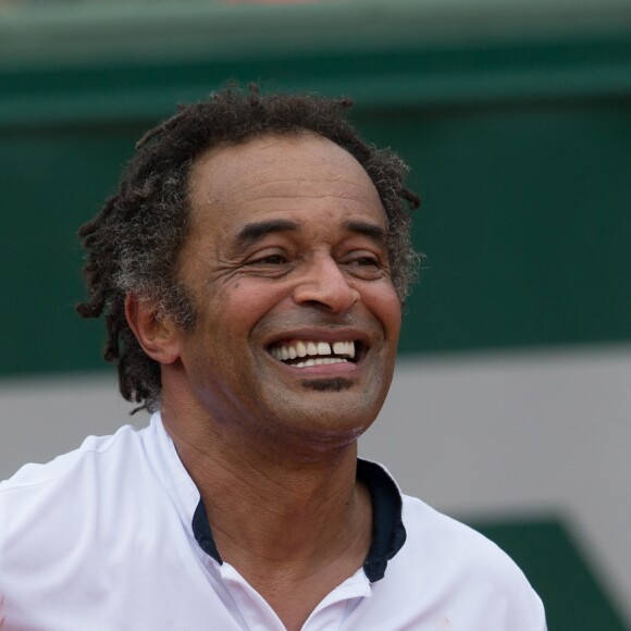 Yannick Noah dispute le trophée des légendes devant sa famille lors des internationaux de France de tennis à Roland Garros à Paris le 4 juin 2016.