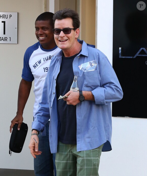 Exclusif - Charlie Sheen quitte un centre de dermatologie à Beverly Hills le 17 novembre 2016.