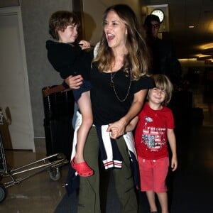 Brooke Mueller pose avec ses fils Max et Bob Sheen à son arrivée à l'aéroport LAX de Los Angeles. Le 18 août 2014.