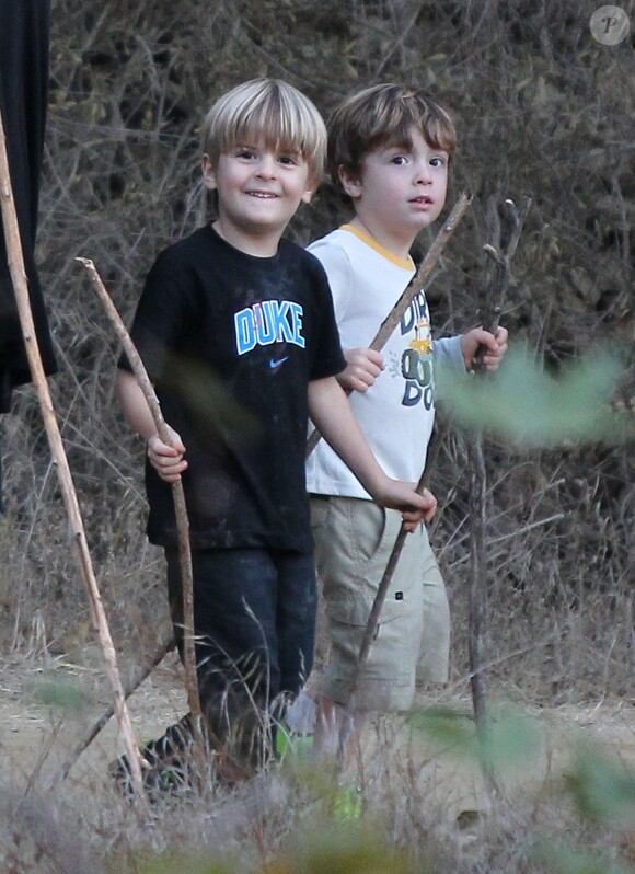 Brooke Mueller se promène dans la forêt en compagnie de ses deux garçons Max et Bob, Los Angeles, le 15 novembre 2013.
