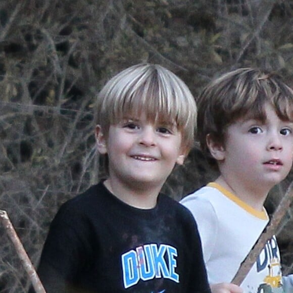 Brooke Mueller se promène dans la forêt en compagnie de ses deux garçons Max et Bob, Los Angeles, le 15 novembre 2013.