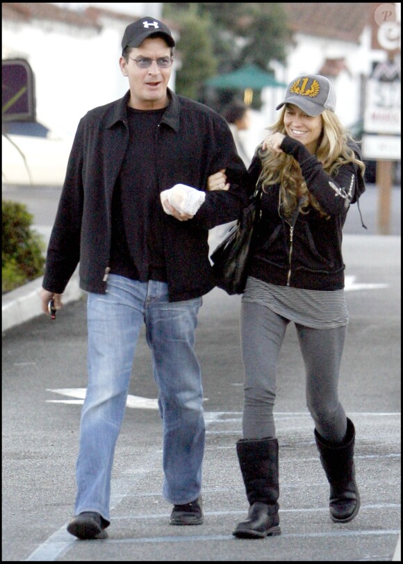 Exclusif - Charlie Sheen et sa fiancée Brooke Mueller se baladent en amoureux à Los Angeles, le 2 décembre 2007.