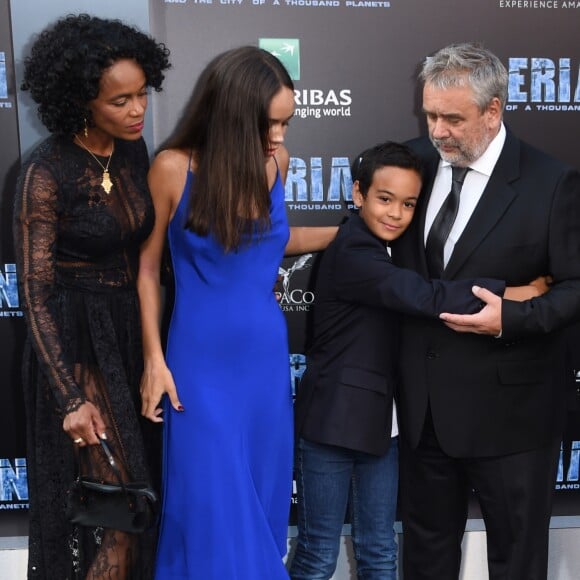 Luc Besson avec sa femme Virginie Besson-Silla et ses enfants Thalia Besson, Sateen Besson et Mao Besson à la première de 'Valerian and the City of a Thousand Planets' au théâtre Chinois à Hollywood, le 17 juillet 2017 © Chris Delmas/Bestimage