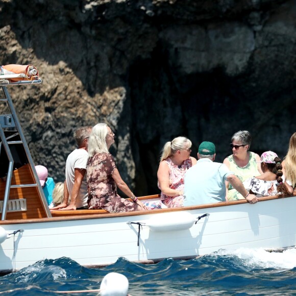 Henri Samuel avec ses sœurs Lou Samuel et Helen Samuel - Heidi Klum et son mari Tom Kaulitz déjeunent avec leurs invités au restaurant La Fontelina, le lendemain de leur mariage à Capri. Le 4 Aout 2019.  Please hide children face prior publication Heidi Klum and her husband Tom Kaulitz have lunch with their guests at the restaurant La Fontelina, the day after their wedding in Capri, August 4, 201904/08/2019 - Capri