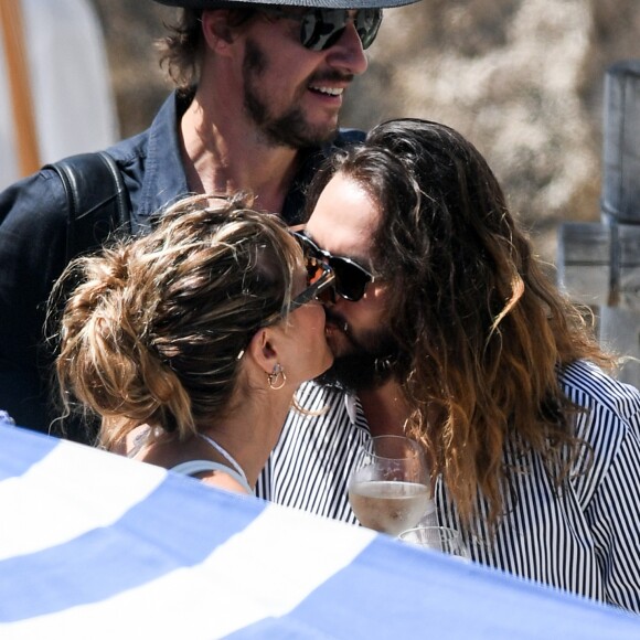 Heidi Klum et son mari Tom Kaulitz (bisou) déjeunent avec leurs invités au restaurant La Fontelina, le lendemain de leur mariage à Capri. Le couple s'est baigné après le déjeuner. Le 4 Aout 2019.  Heidi Klum and her husband Tom Kaulitz have lunch with their guests at the restaurant La Fontelina, the day after their wedding in Capri, August 4, 2019.04/08/2019 - Capri