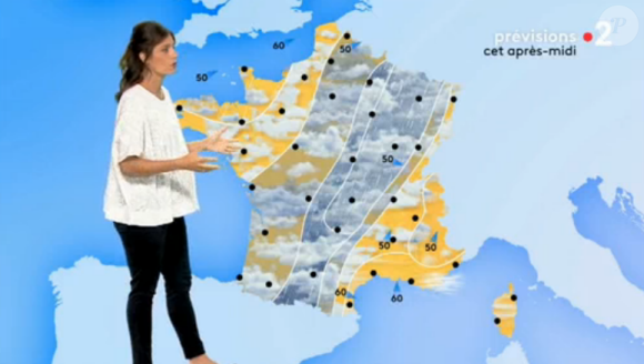 Tania Young est enceinte de son premier enfant. Elle a dévoilé son ventre arrondi sur France 2, le 9 août 2019.