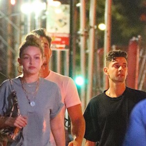 Gigi Hadid et son supposé nouveau compagnon Tyler Cameron sont allés au bar "Le Turtle" de Justin Theroux, à Manhattan. New York, le 13 août 2019.