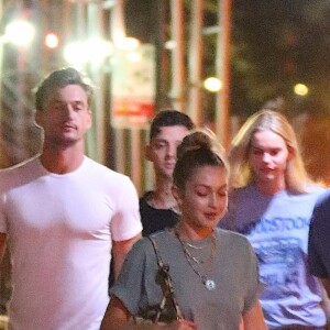 Gigi Hadid et son supposé nouveau compagnon Tyler Cameron sont allés au bar "Le Turtle" de Justin Theroux, à Manhattan. New York, le 13 août 2019.