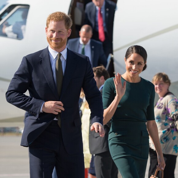 Le prince Harry, duc de Sussex et sa femme Meghan Markle, duchesse de Sussex arrivent à l'aéroport de Dublin, le 10 juillet 2018.